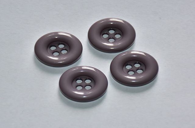 Knoflík plastový čtyřdírkový 18mm šedá