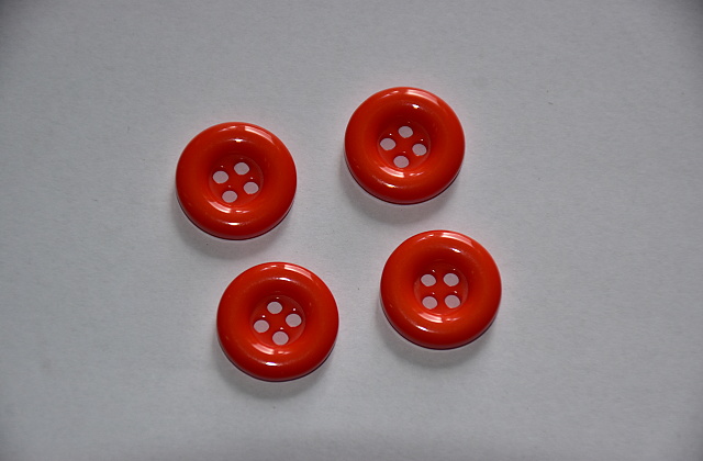 Knoflík plastový čtyřdírkový 18mm oranžová
