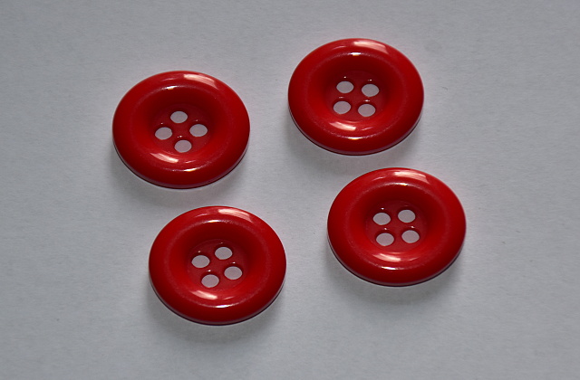 Knoflík plastový čtyřdírkový 18mm červená