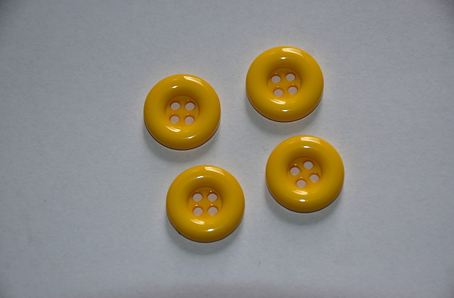 Knoflík plastový čtyřdírkový 18mm žlutá