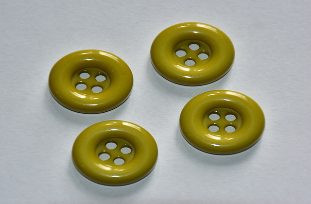Knoflík plastový čtyřdírkový 18mm zeleno-žlutá