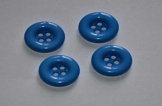 Knoflík plastový čtyřdírkový 18mm nebesky modrá