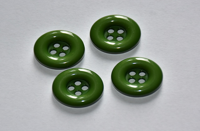 Knoflík plastový čtyřdírkový 18mm zelená