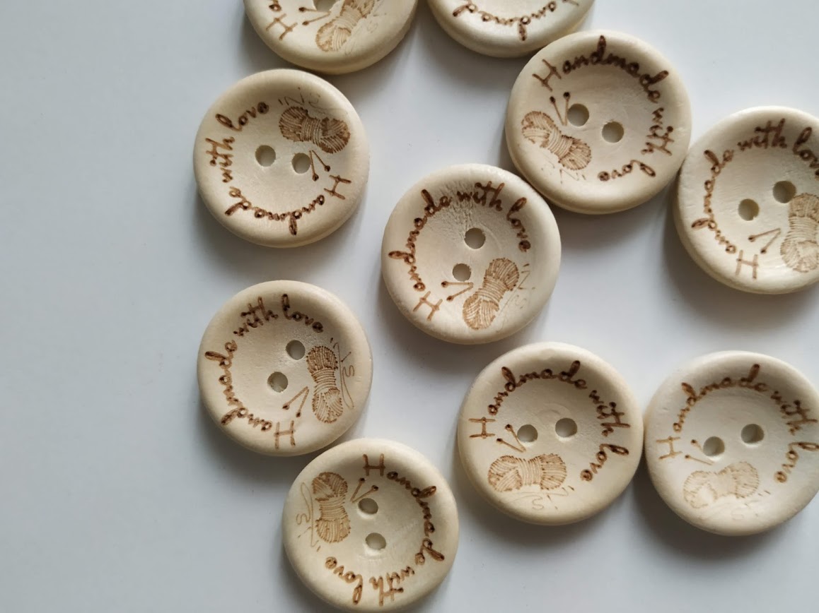 Knoflík dřevěný 20mm hand made klubíčko