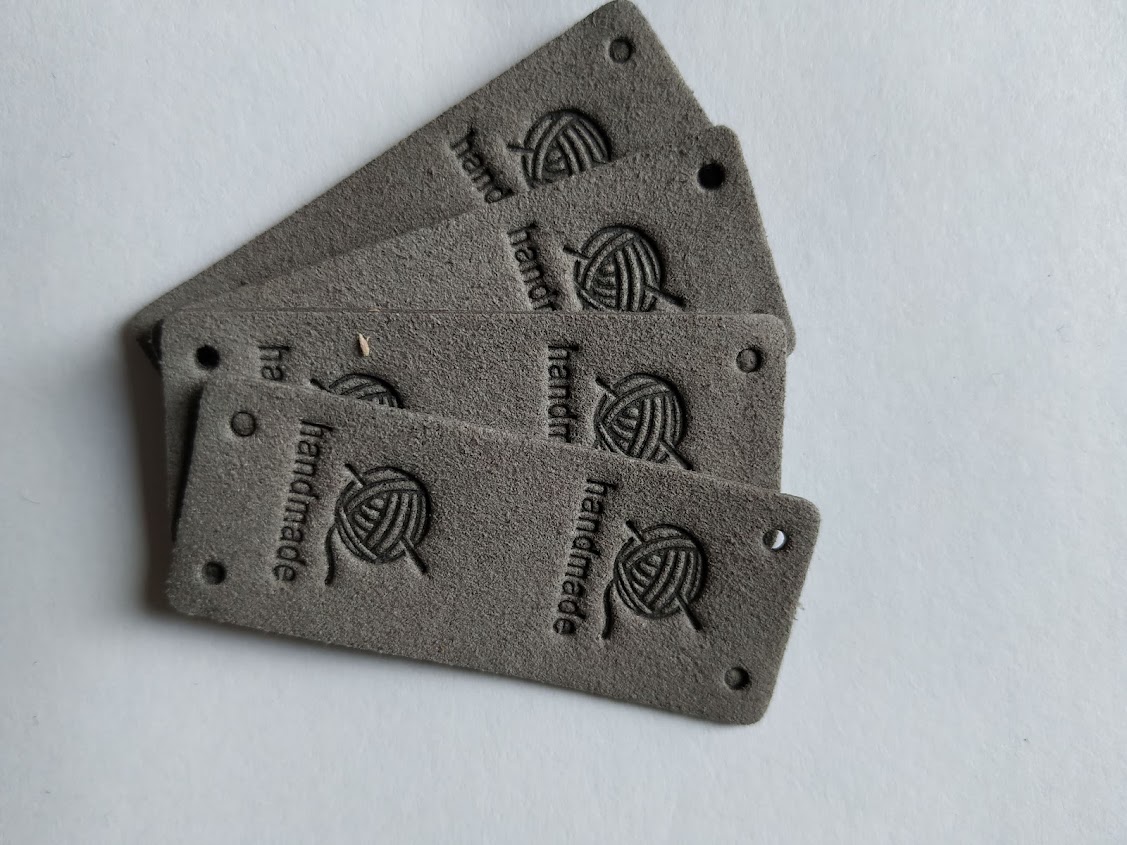 Koženkový štítek půlený Hand made klubko 5x2cm šedý