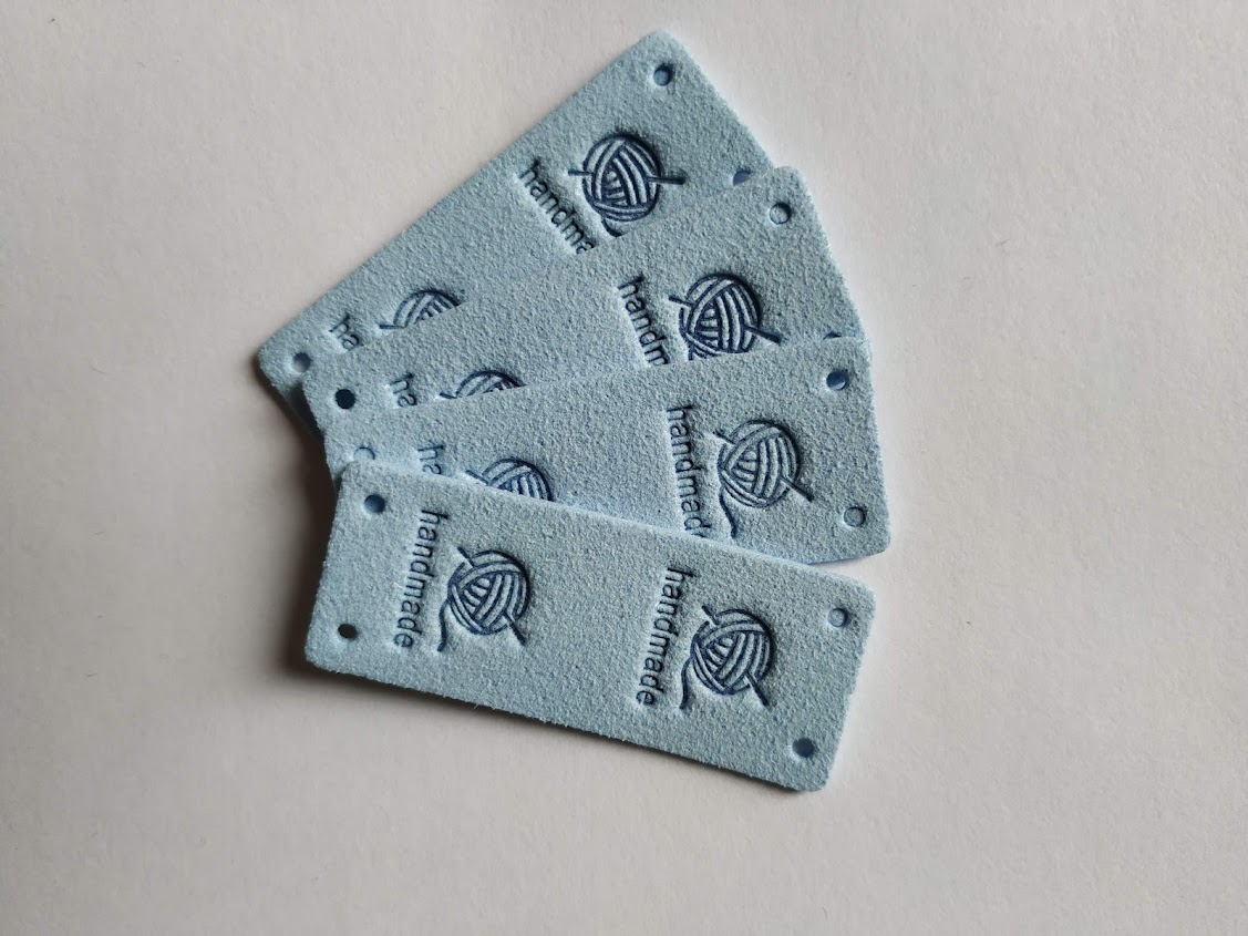 Koženkový štítek půlený Hand made klubko 5x2cm světle modrý