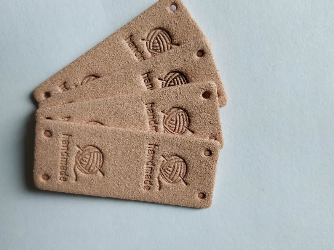 Koženkový štítek půlený Hand made klubko 5x2cm starorůžový