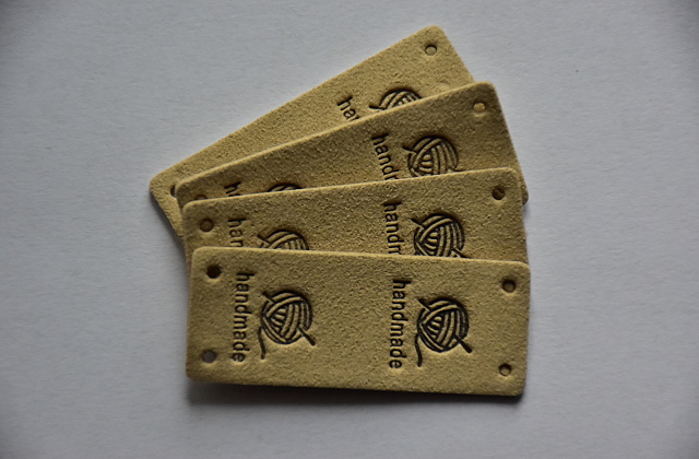 Koženkový štítek půlený Hand made klubko 5x2cm béžový