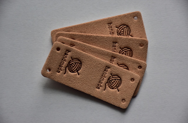 Koženkový štítek půlený Hand made klubko 5x2cm béžovo-růžový