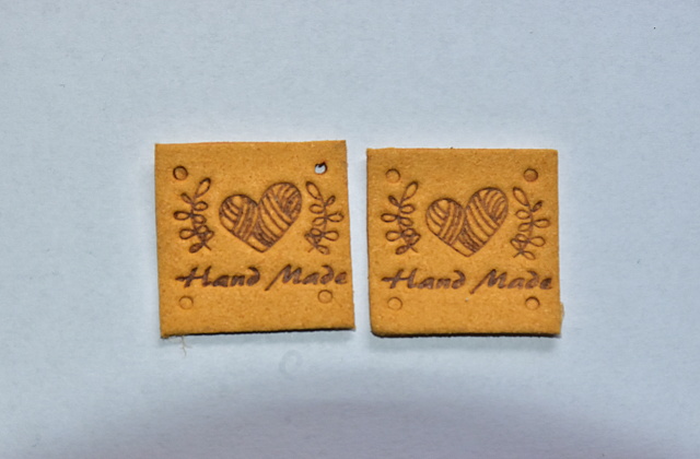 Koženkový štítek čtverec srdce Hand made 2,5x2,5 cm hořčicový
