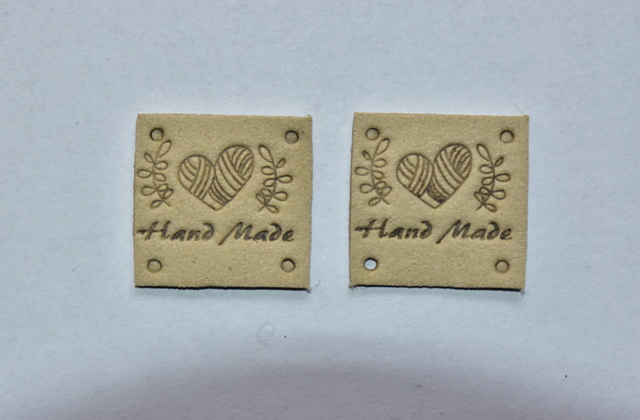 Koženkový štítek čtverec srdce Hand made 2,5x2,5cm béžový