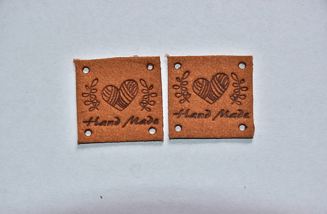 Koženkový štítek čtverec srdce Hand made 2,5x2,5cm hnědý