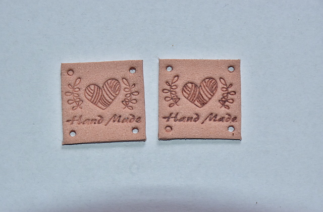 Koženkový štítek čtverec srdce Hand made 2,5x2,5cm starorůžový