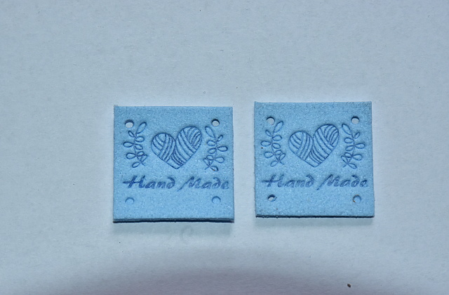 Koženkový štítek čtverec srdce Hand made 2,5x2,5cm světle modrý