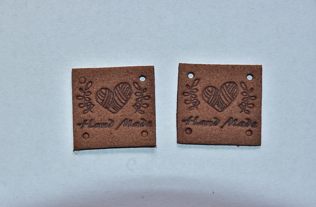 Koženkový štítek čtverec srdce Hand made 2,5x2,5cm tmavě hnědy