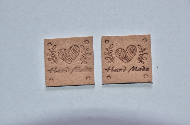 Koženkový štítek čtverec srdce Hand made 2,5x2,5cm béžovo-růžový