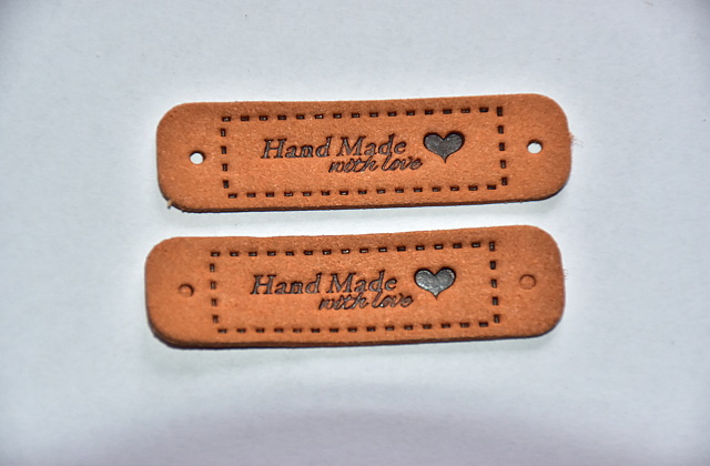 Koženkový štítek Hand made with love 5,5 x 1,5cm hnědý