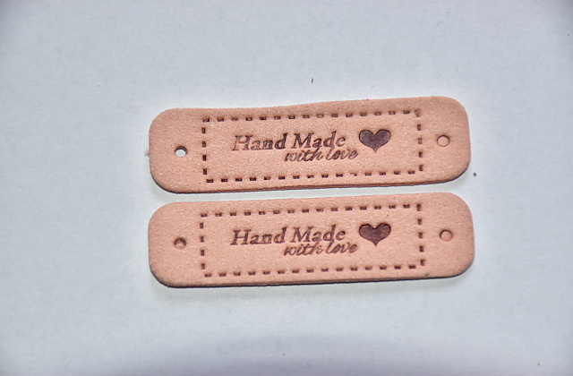 Koženkový štítek Hand made with love 5,5 x 1,5cm starorůžový