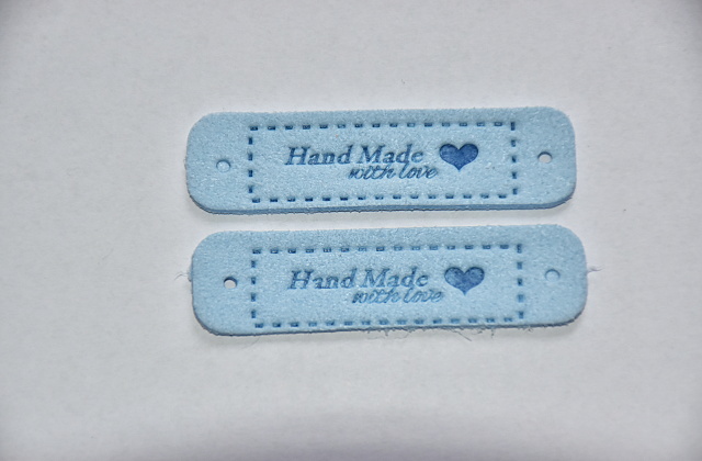 Koženkový štítek Hand made with love 5,5 x 1,5cm světle modrý