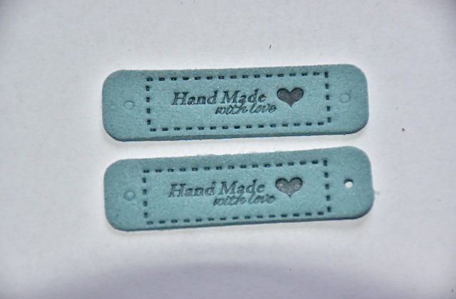 Koženkový štítek Hand made with love 5,5 x 1,5cm tmavý tyrkys