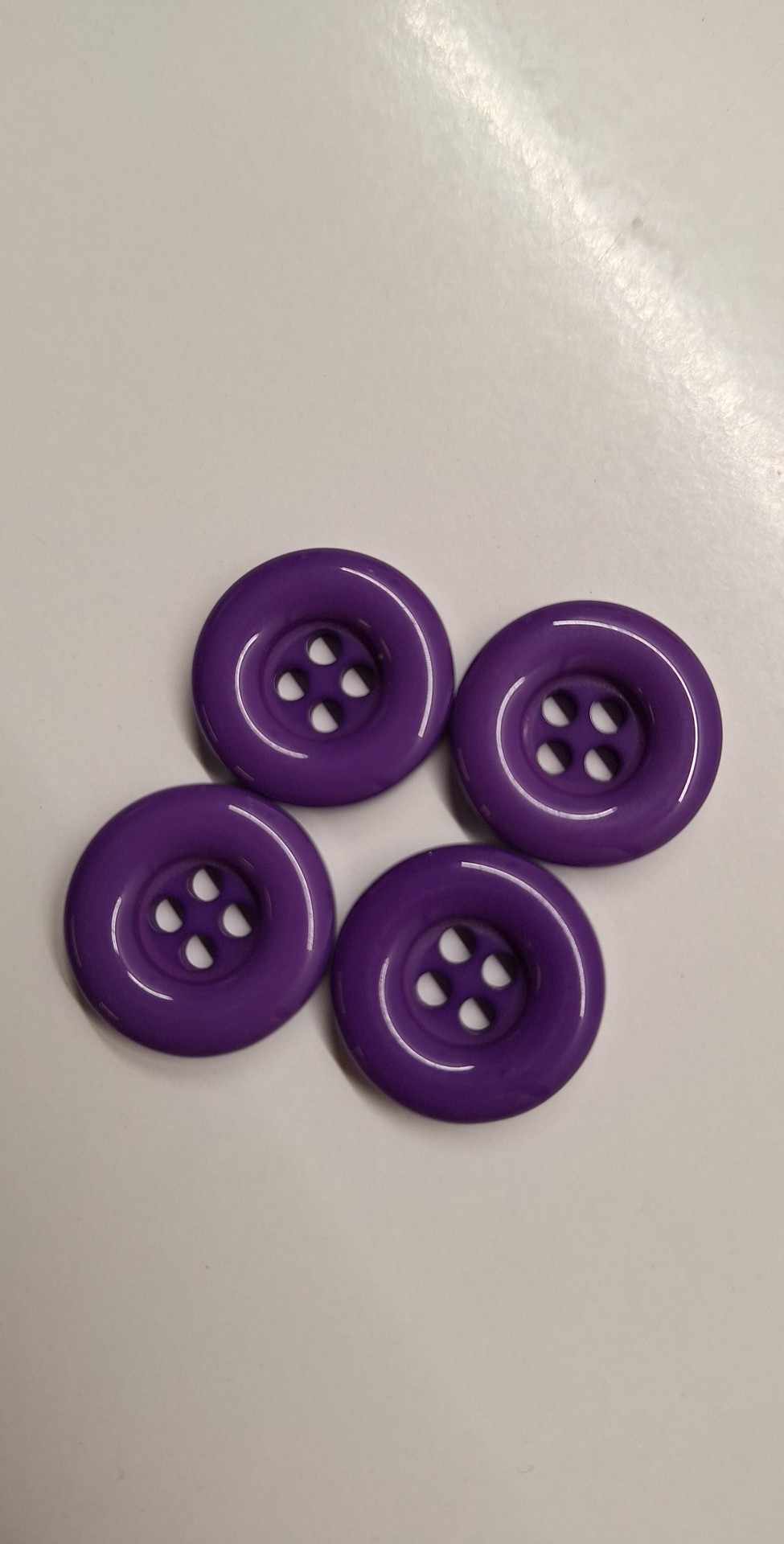Knoflík plastový čtyřdírkový 18mm fialová