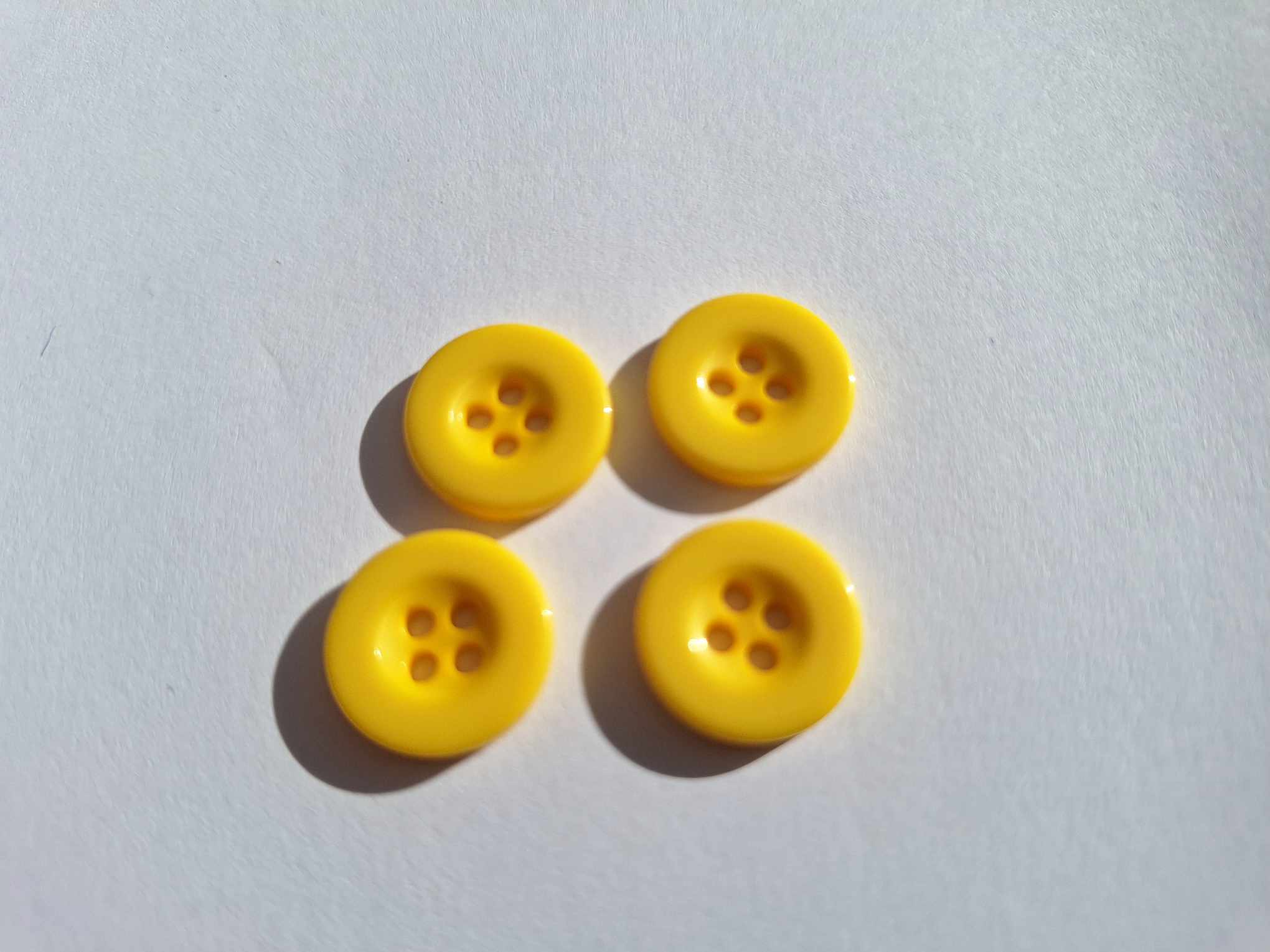 Knoflík čtyřdírkový 15mm - žlutý