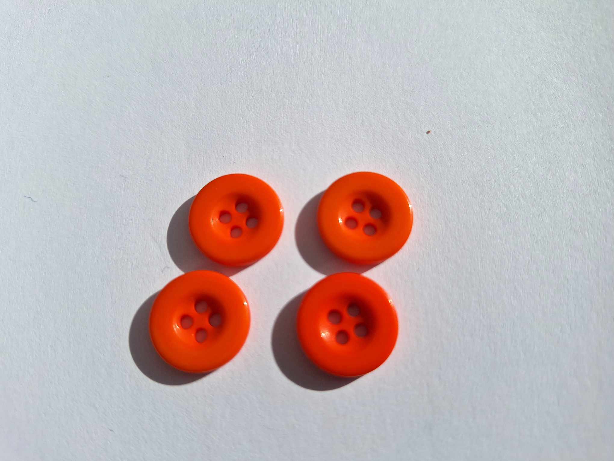 Knoflík čtyřdírkový 15mm - oranžový