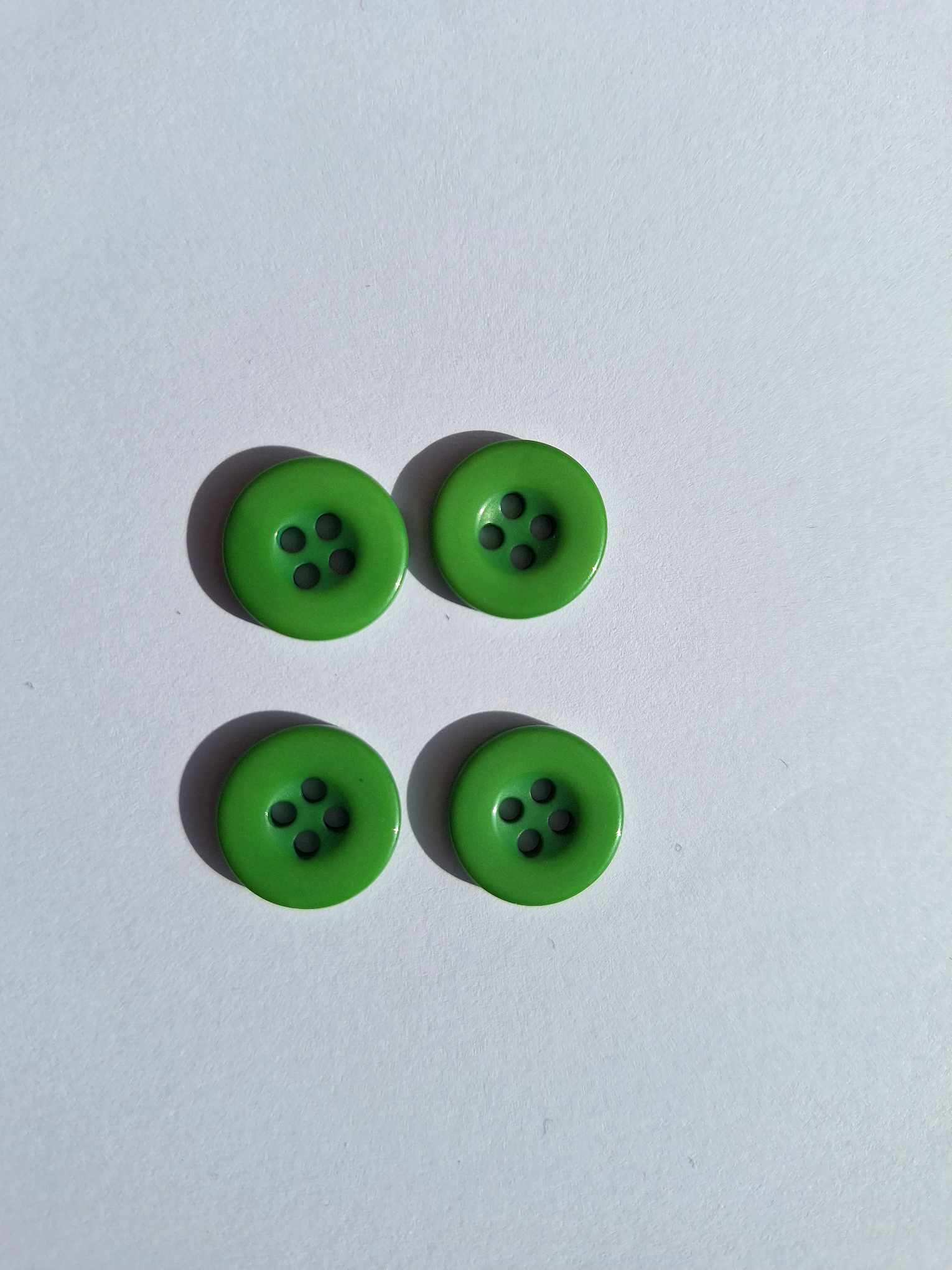 Knoflík čtyřdírkový 15mm - zelený