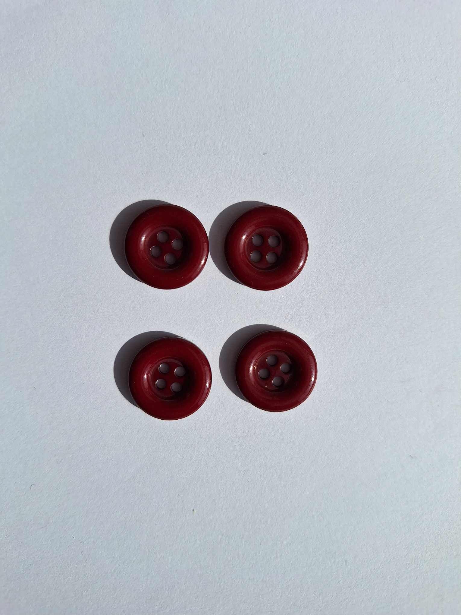 Knoflík čtyřdírkový 15mm - tmavě vínový