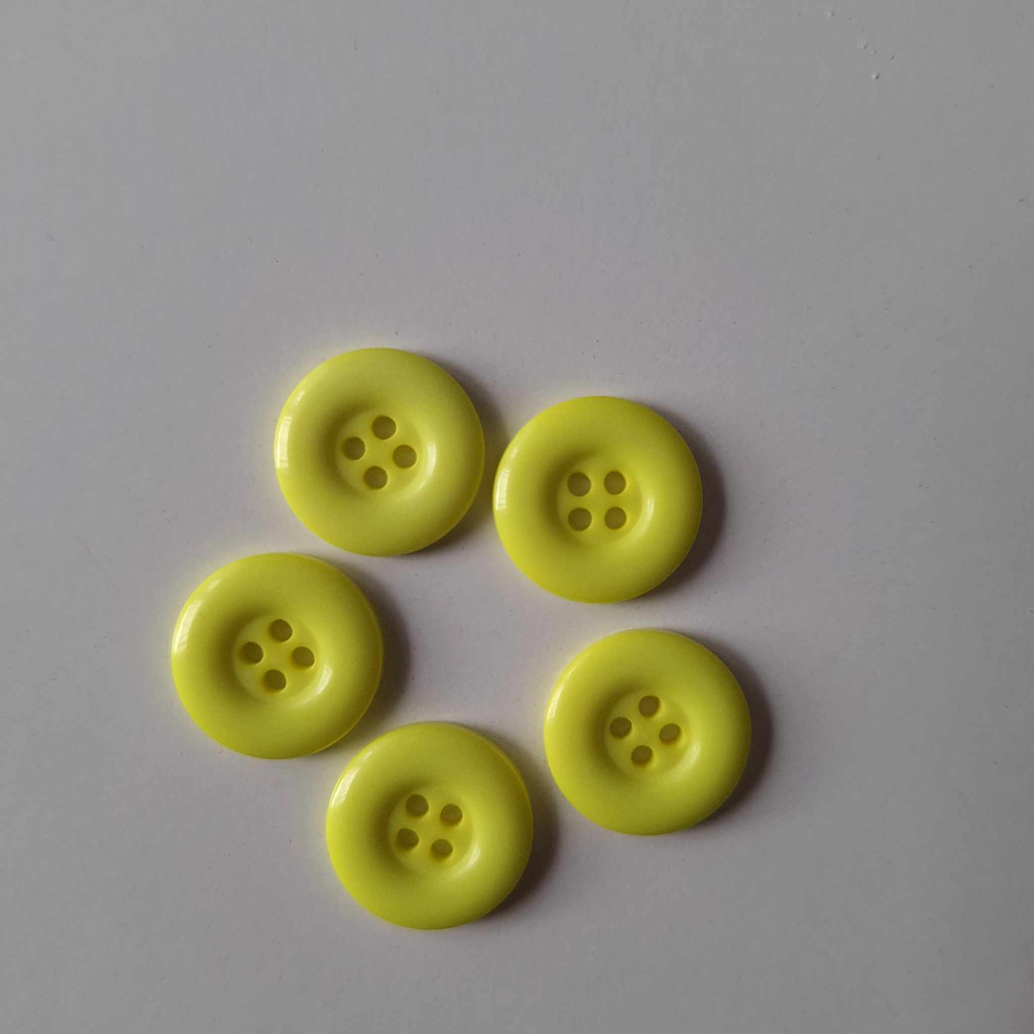 Knoflík plastový čtyřdírkový II. - zářivá žlutá