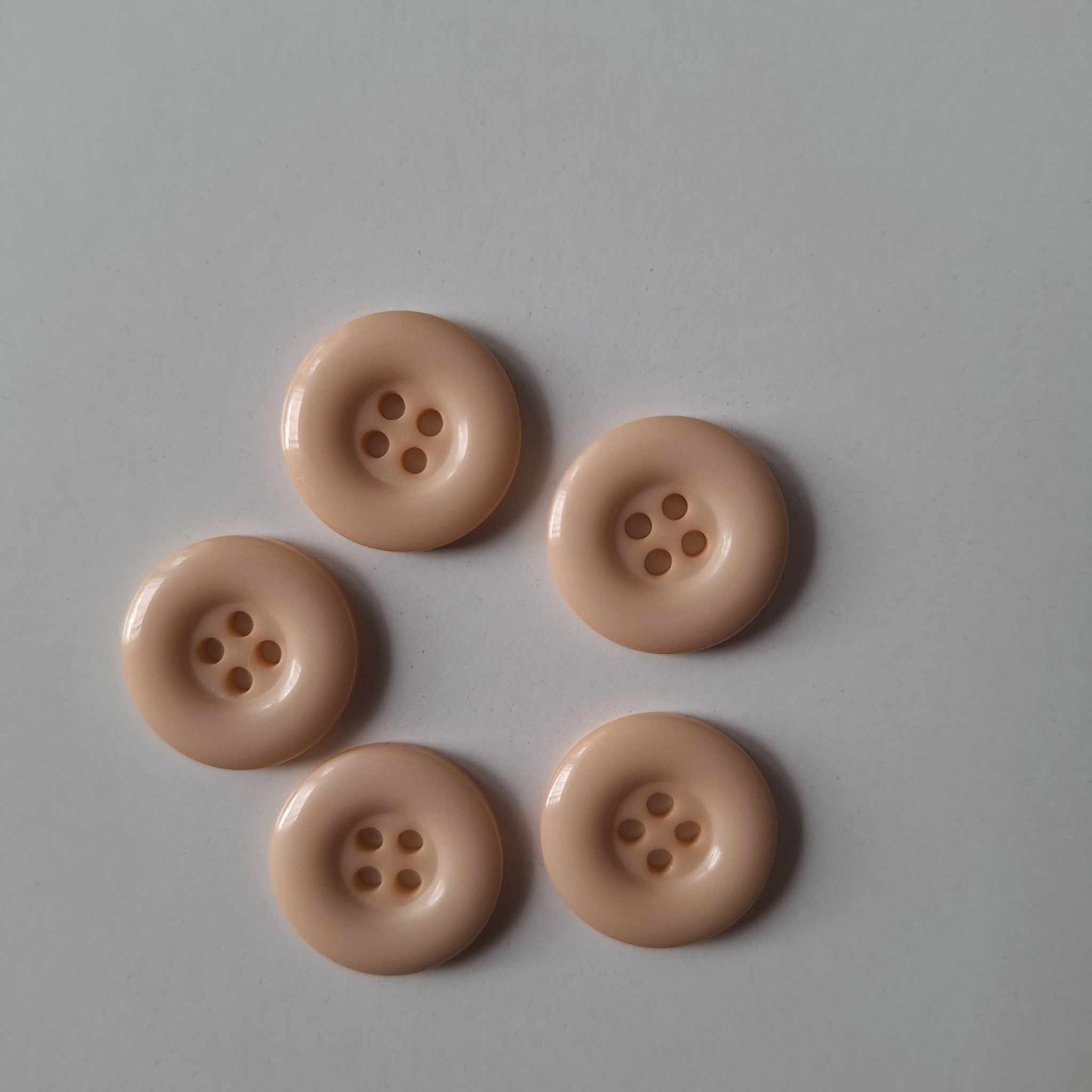 Knoflík plastový čtyřdírkový II. - béžová