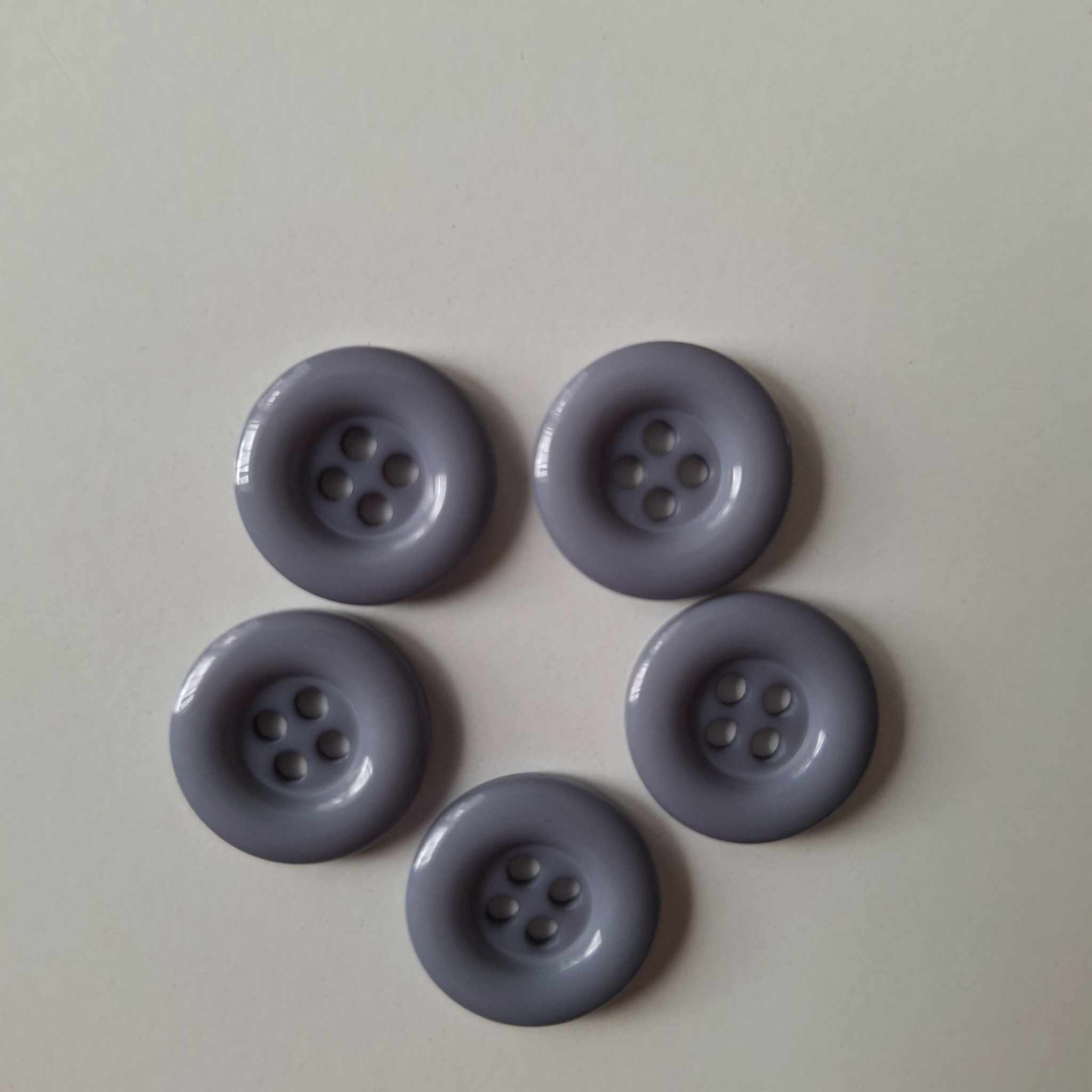 Knoflík plastový čtyřdírkový II. - šedá