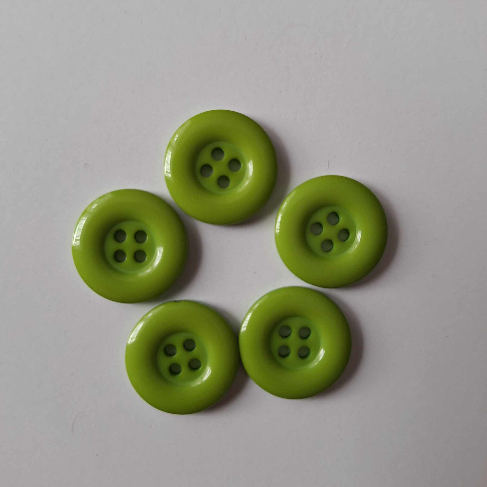 Knoflík plastový čtyřdírkový II. -trávově zelená