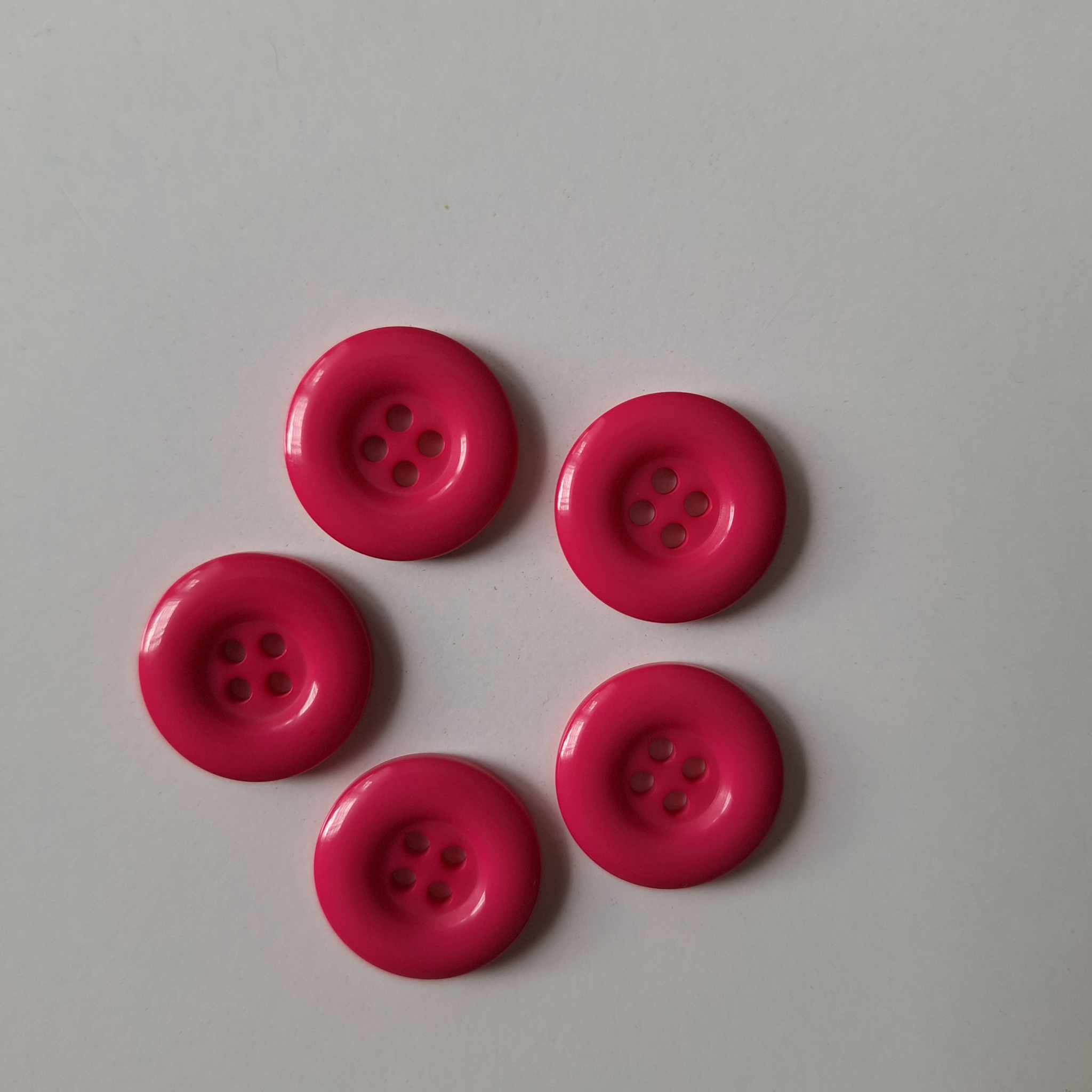 Knoflík plastový čtyřdírkový II. - malinově růžová
