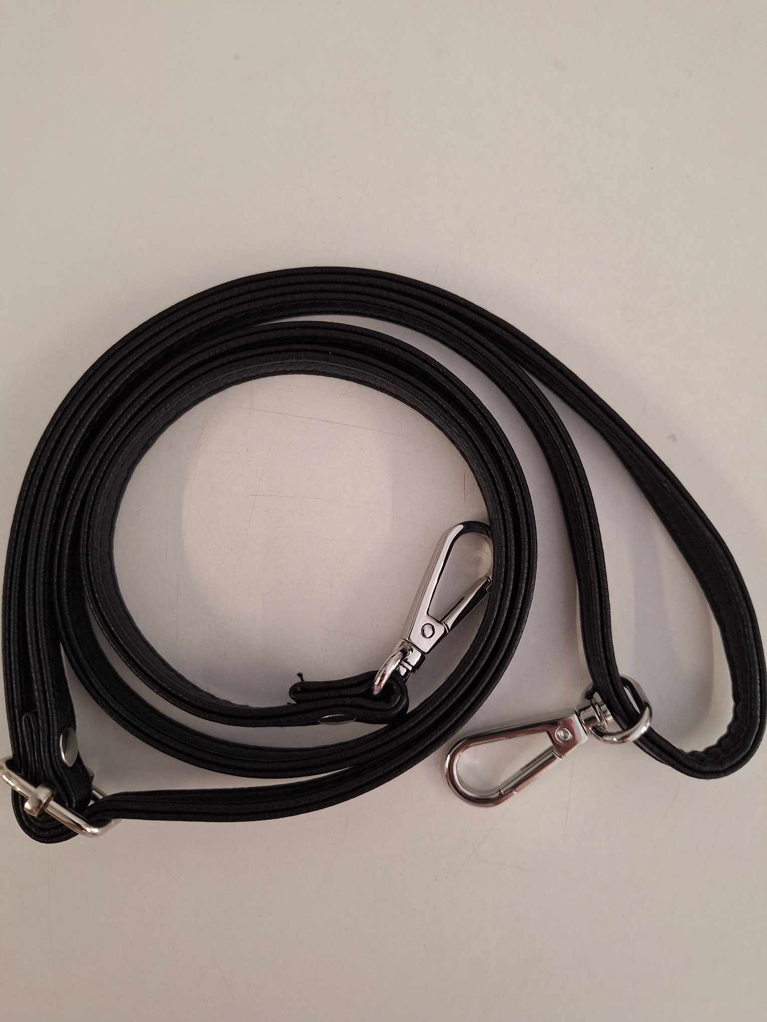 Koženkový popruh na kabelku s karabinou šíře 1cm - černá/nikl