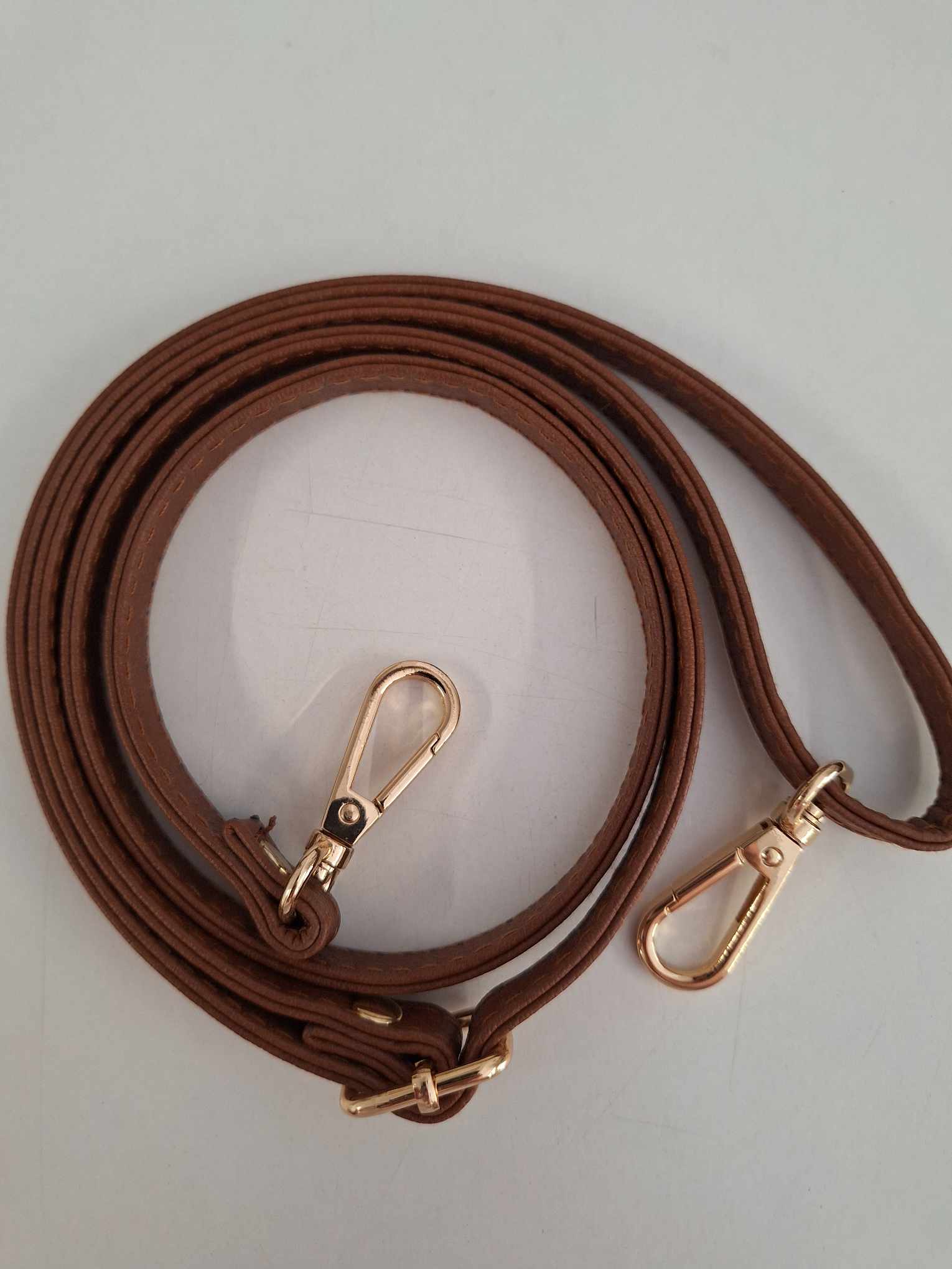 Koženkový popruh na kabelku s karabinou šíře 1cm - hnědá/zlatá