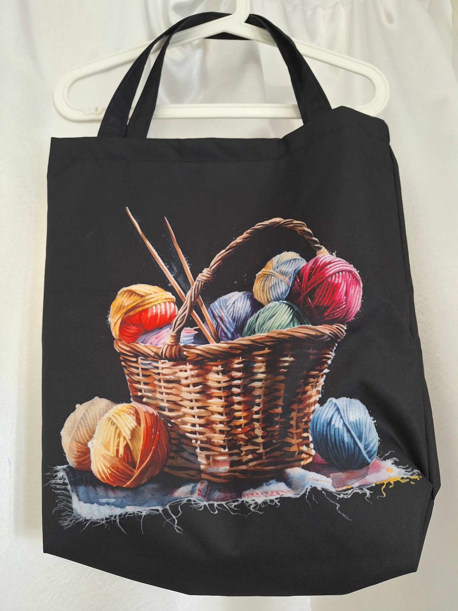 Taška vzor č.1 - klubíčka v košíku na černé klasická ucha
