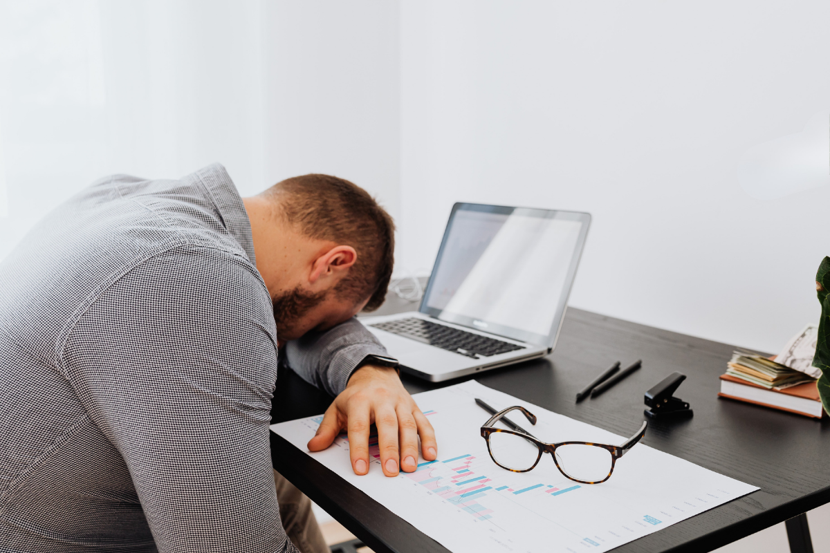 SYNDROM VYHOŘENÍ - až třetina zaměstnanců v ČR trpí dlouhodobým stresem a únavou, které k němu vedou. Až 50 % z nich už je v některém stadiu vyhoření, ale nevědí o tom.