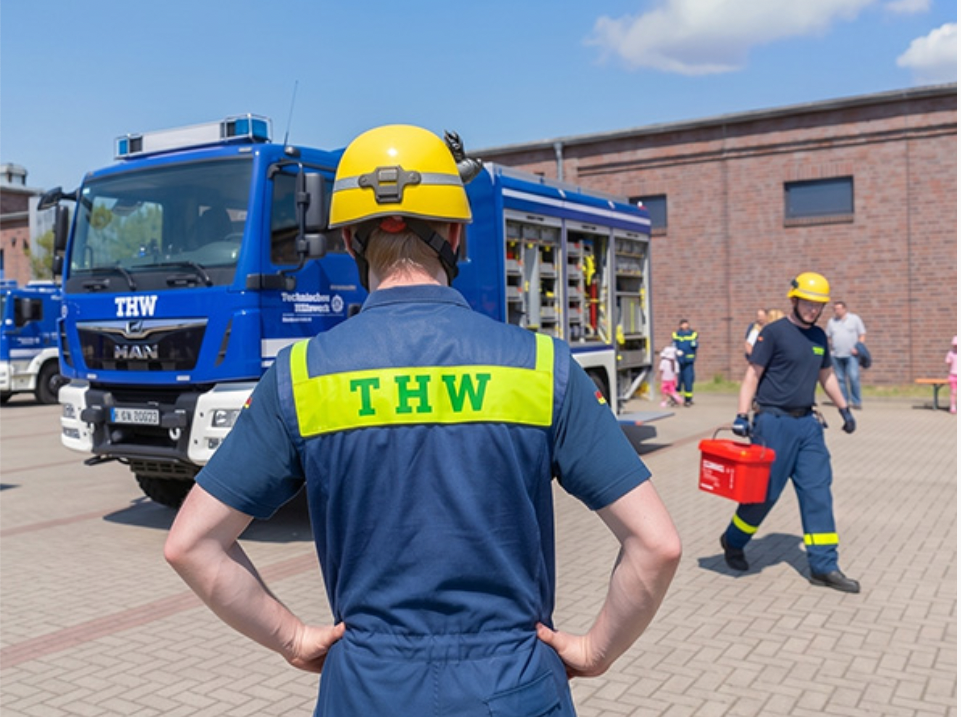 THW Einsatzkräfte mit einer PRO-RATION Emergency Food/Water Box