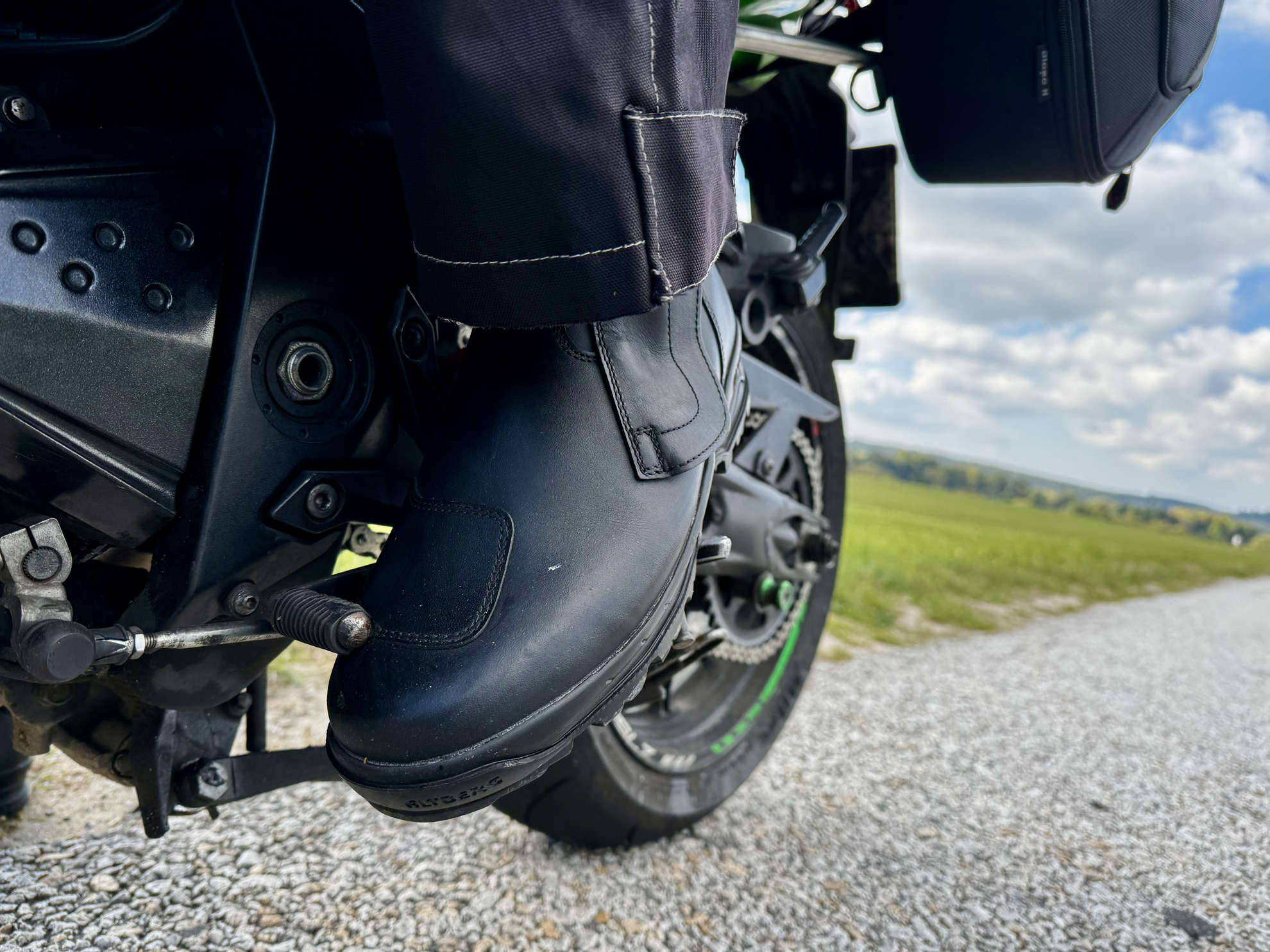 Poloha moto boty Altberg Roadster na stupačce