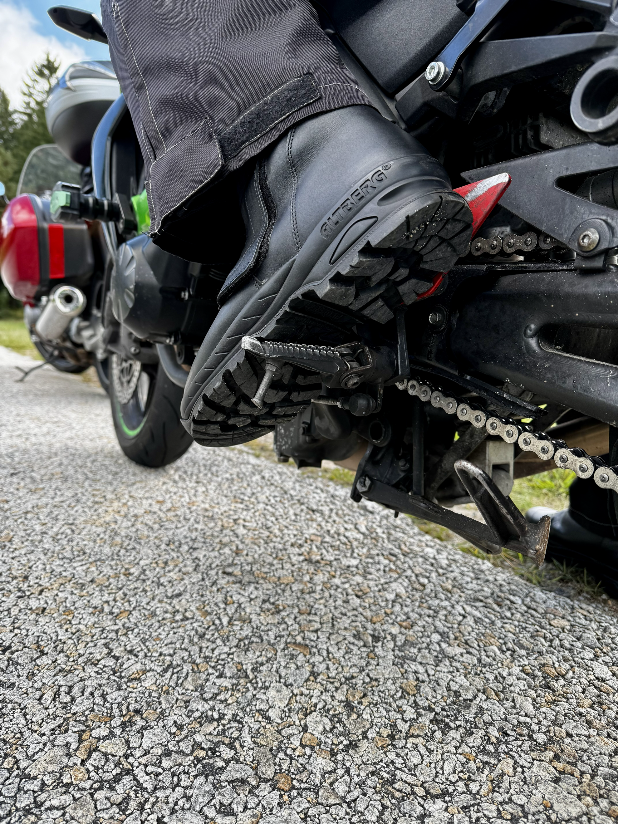 Detail dezénu podešve Altberg Rhino na moto botě Roadster