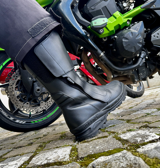 Chůze v moto botách Altberg Clubman Roadster v terénu
