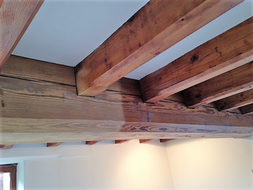 Jak odstranit barvu z trámů