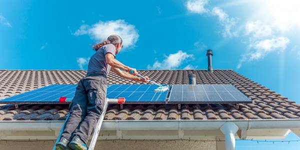 Čistenie fotovoltaických panelov: Prečo je dôležité a ako na to?