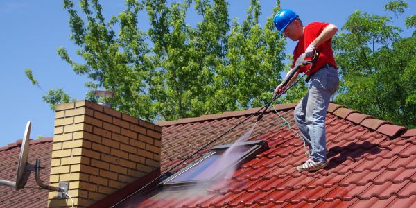 Jak efektivně čistit střechu, fasádu a obklad pro delší životnost a krásný vzhled?