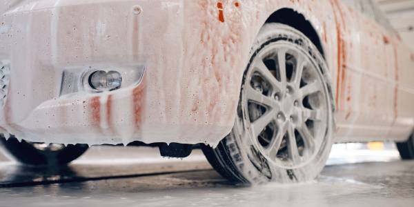 Bezkontaktní mytí aut aktivní pěnou