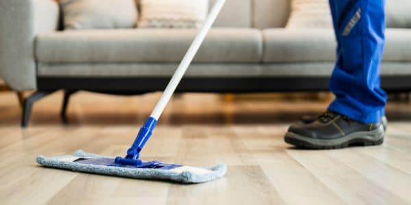 Drevo, vinyl, keramika: Aké čistiace prostriedky zvoliť na konkrétny typ podlahy?
