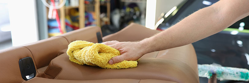 Ako vyčistiť koženú sedačku – starostlivosť o nábytok a čalúnenie
