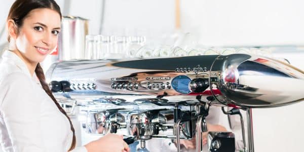 Pre potešenie zo šálky voňavej kávy: Ako vyčistiť automatický a pákový kávovar?