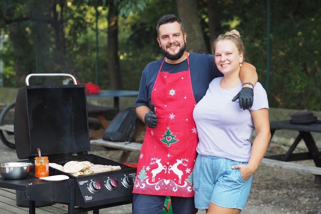 Vanja a Kristina z Prodavnica.cz při grilování – rodinná atmosféra a balkánské chutě